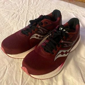 Saucony triumph 20 women’s size 10, wide width running sneakers in color sundown